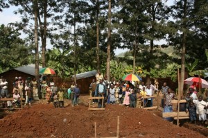 Le terrain en préparation pour la construction de la case de la femme