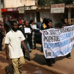 Les manifestants en route vers le bureau de la société civile 