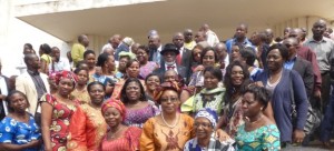 Le gouverneur, les femmes du CDF et les femmes membres du gouvernement provincial