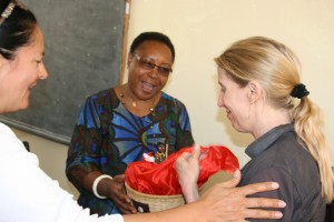 Mlle Mathilde échange remet le cadeau symbolique à la délégation