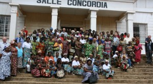 Pèlerins et femmes du Sud-Kivu pour une prise souvenir devant la salle Concordia