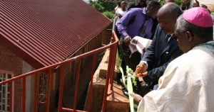 Le ministre provincial de l'intérieur, Mr Jean-Julien et Mgr l’Archevêque FX Maroy coupent le ruban.