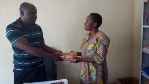 Remise du pagne "Rien Sans les Femmes" à l'Administrateur chargé de finances du territoire de Walungu